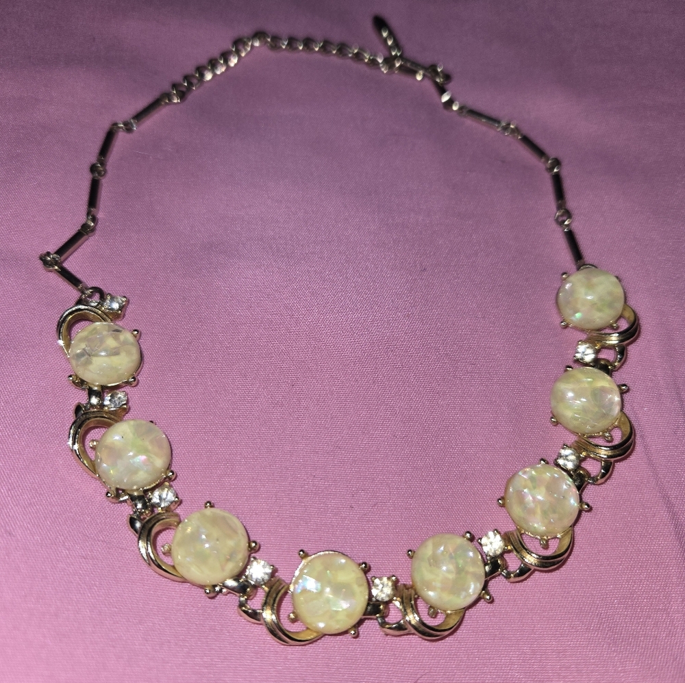 Elegant Gold and Cream Necklace